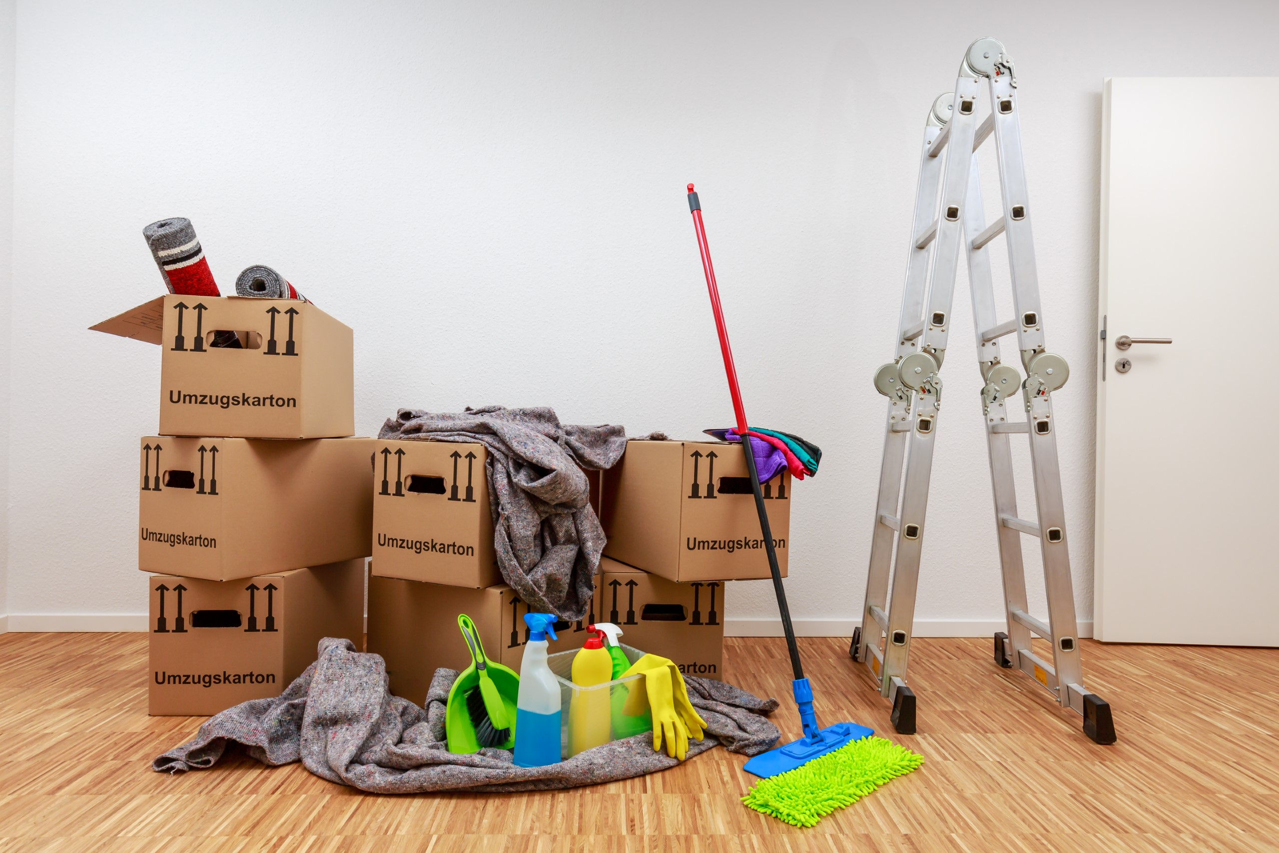 Umzugskartons und Putzmittel